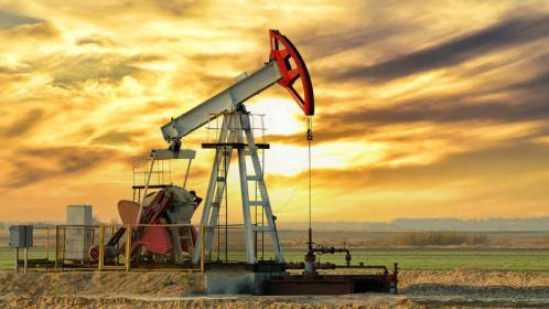 النفط يواصل تراجعه بسبب ضعف الطلب على الوقود وارتفاع الدولار