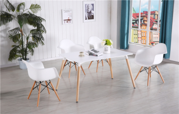 أكبر تشكيلة طاولات خشب وكراسي بأشكال وألوان متعددة 