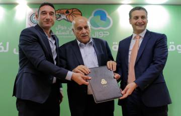 الرجوب يوقع اتفاقية مع جوال لرعاية الاتحاد الفلسطيني لكرة السلة