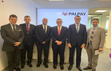رئيس مجلس إدارة بنك إنجلترا ألمركزي يزور PalPay للاطلاع على إمكانات التكنولوجيا المالية في فلسطين