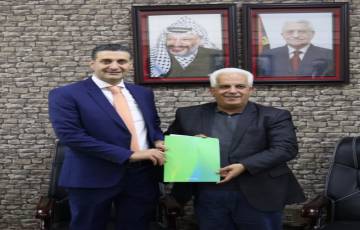 محافظة الخليل وجوال توقعان اتفاقية لدعم حملة "تراحموا"