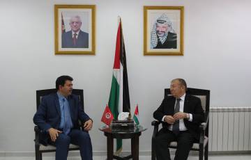 وزير الاقتصاد والسفير التونسي لدى فلسطين يبحثان تعزيز العلاقات