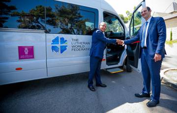 القدس: بنك فلسطين يتبرع بحافلة لنقل مرضى لمستشفى "المطلع"