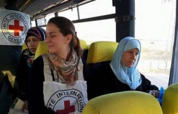 الصليب الأحمر: أهالي أسرى من غزة يتوجهون لزيارة ذويهم في سجن نفحة