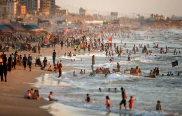 غزة: الشرطة البحرية تصدر تحذيراً للمصطافين على شاطئ البحر